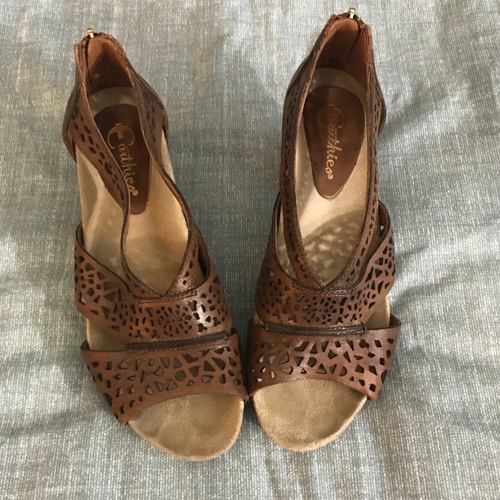 Earthies brown heeled shoe